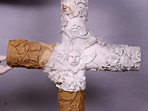 Крест с надгробия Доры в процессе восполнения